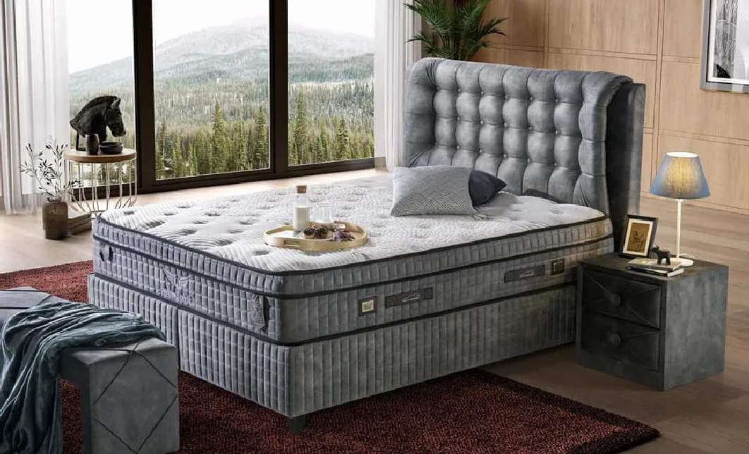 Dormitor minimalist cu pat gri și noptiere galben deschis